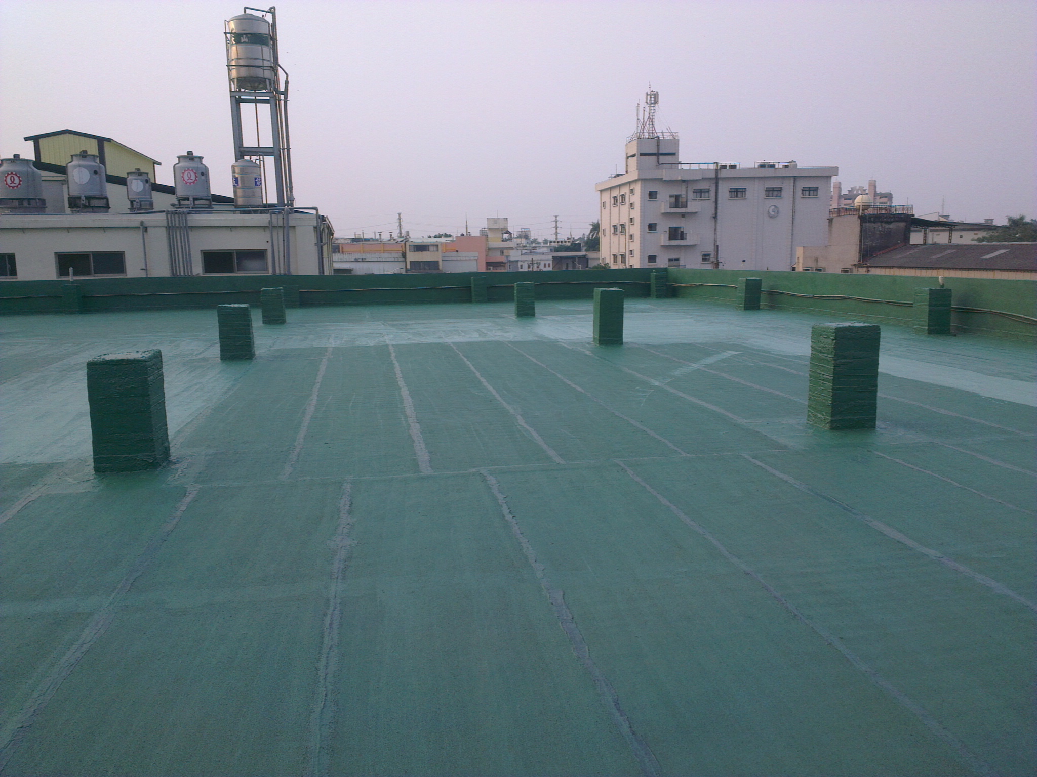 Large-area seamless polyurea waterproofing membrane across a roof deck